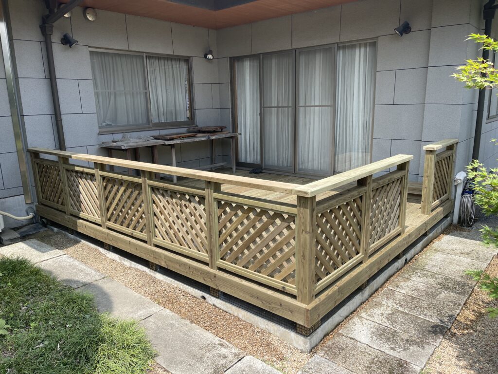 ラチスフェンス付きウッドデッキ　高耐久処理の天然木使用　町田市